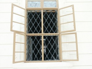 Barokní mříže pražské Invalidovny po restaurování    